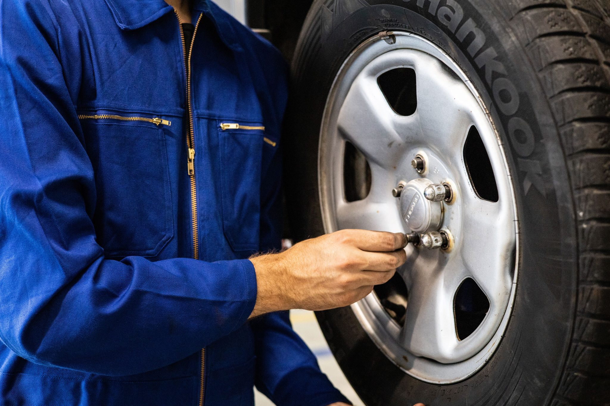 Comment savoir quand il est temps de remplacer les pneus de votre voiture ? Diagnostic automobile